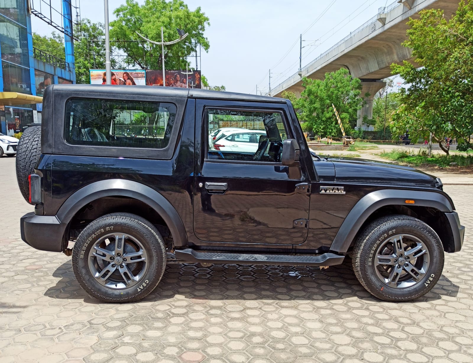THAR LX 4*2 MT