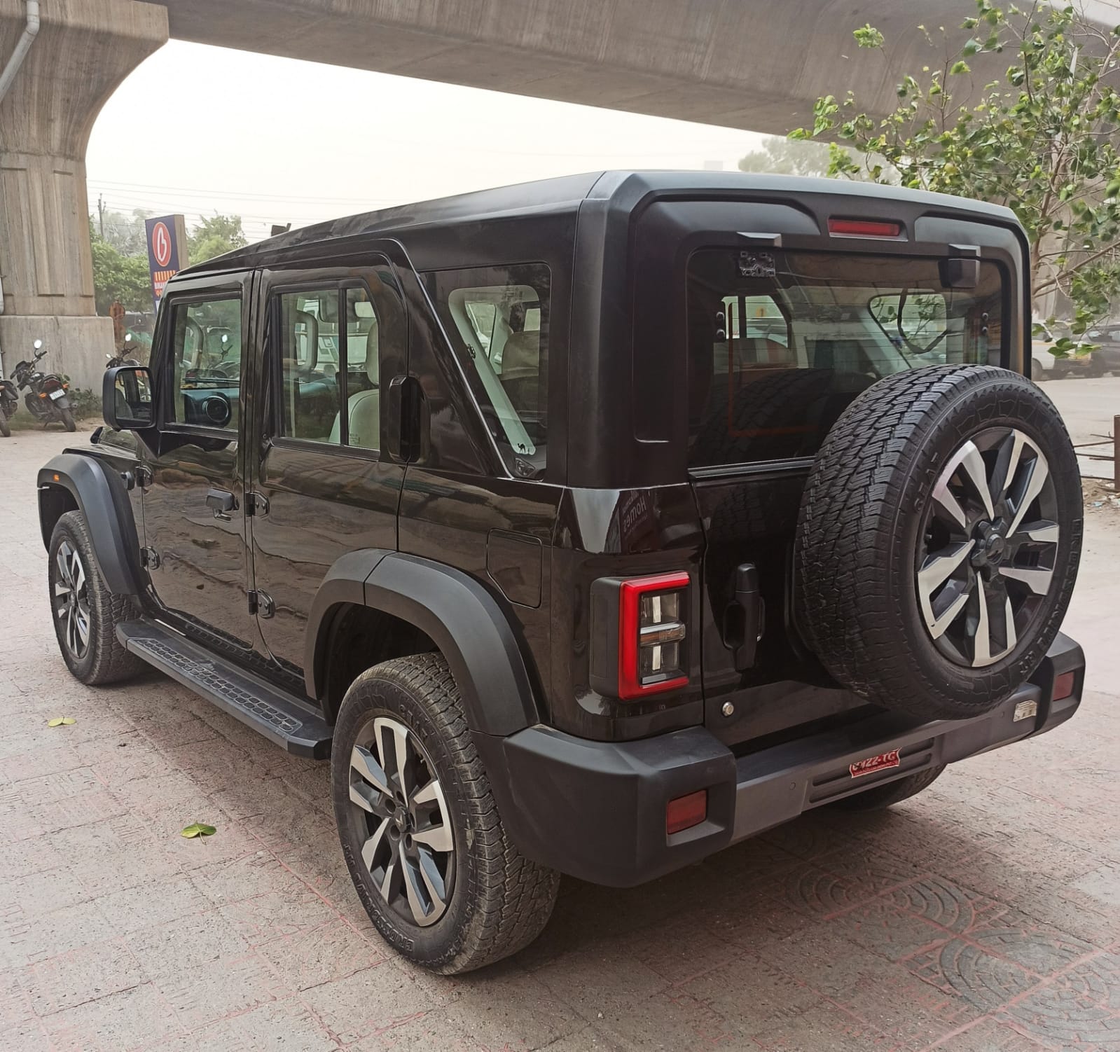 THAR ROXX AX7 L AT UNREGISTERED
