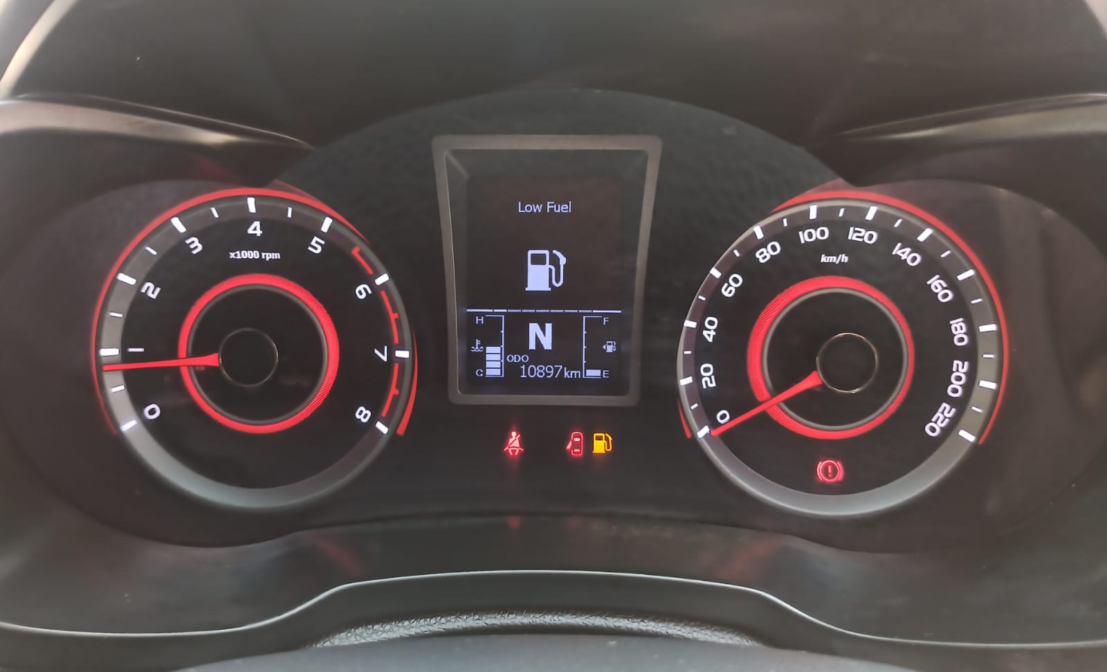 XUV300 W8 O  MT