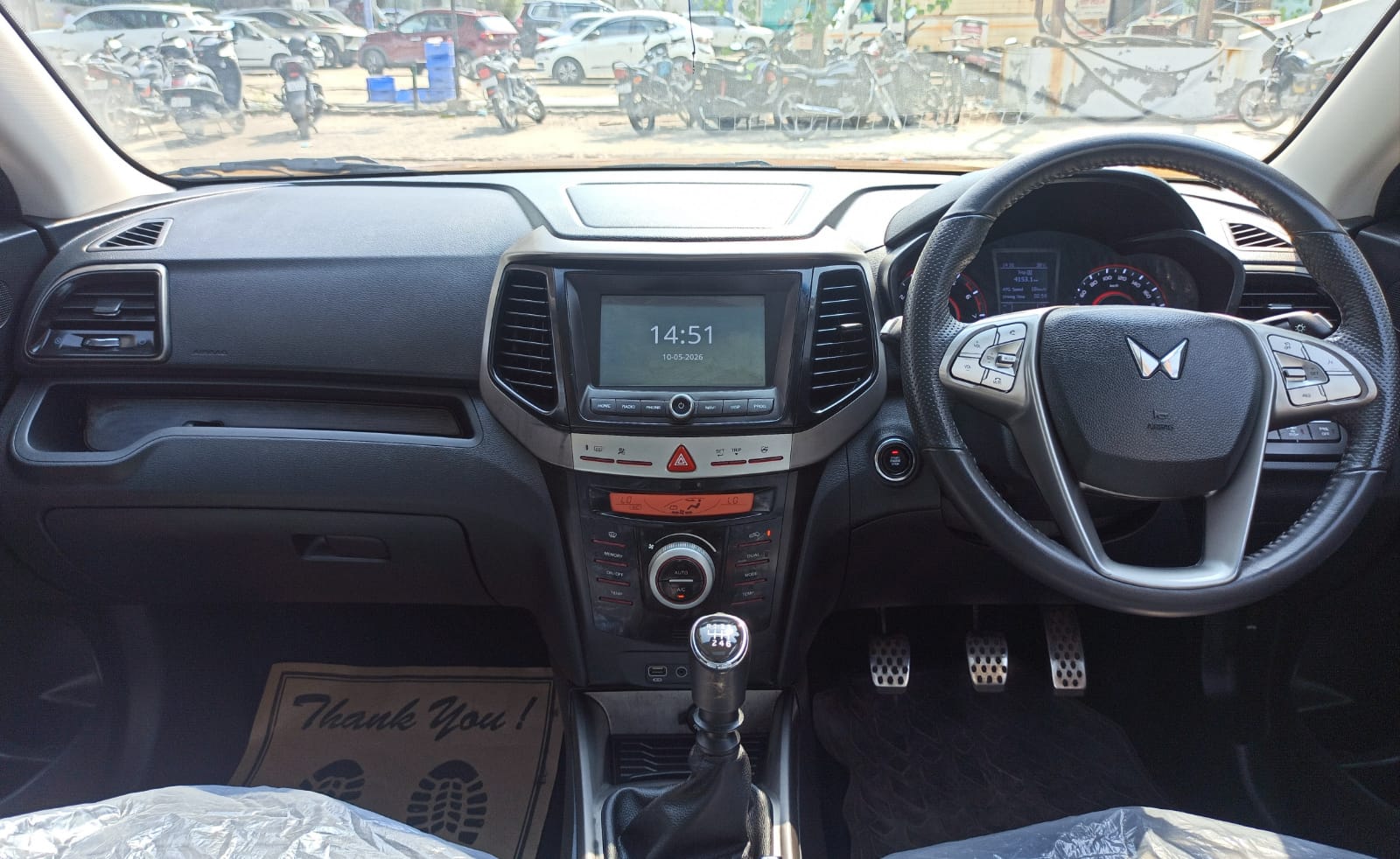 XUV300 W8 O  MT