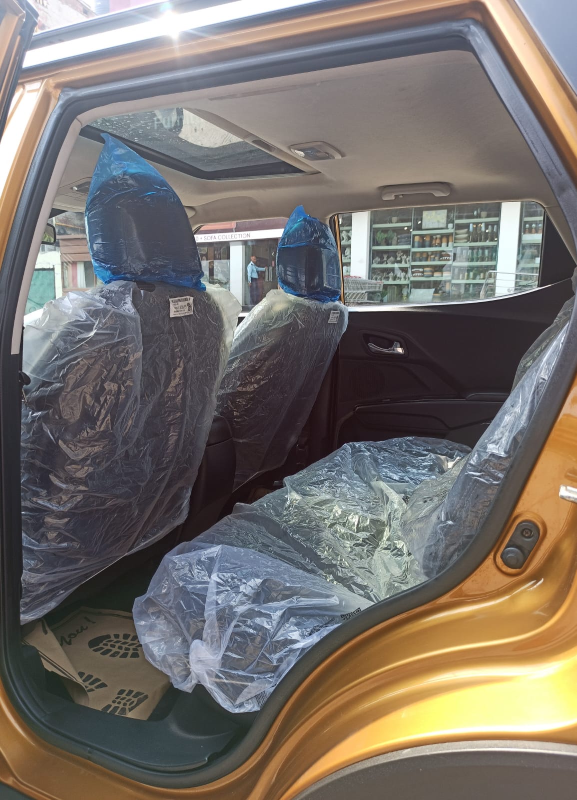 XUV300 W8 O  MT