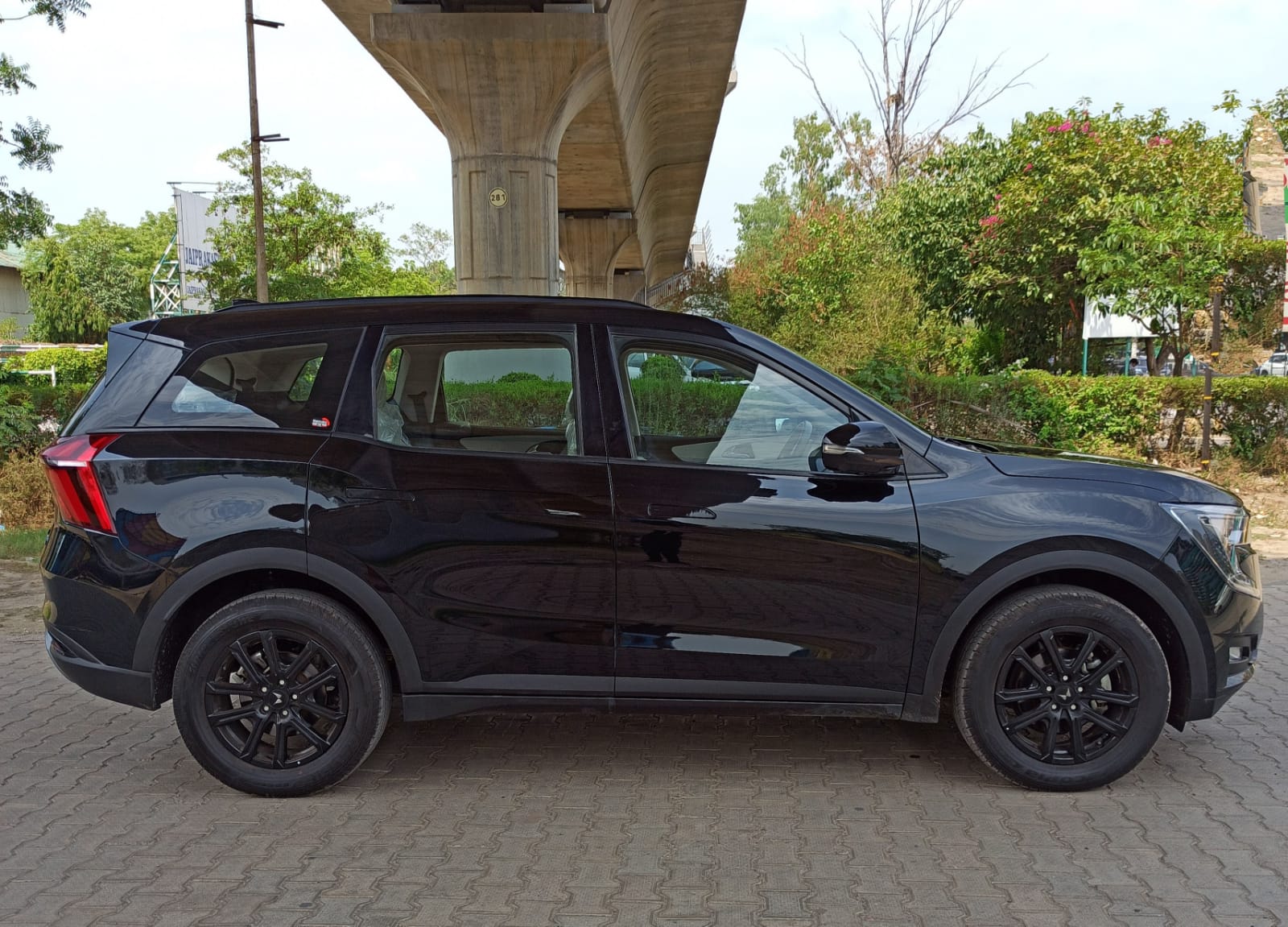 XUV700 AX7 L MT