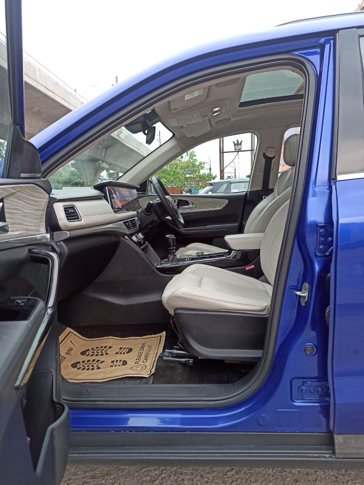 MAHINDRA XUV 700 AX7 L MT BLUE 2021