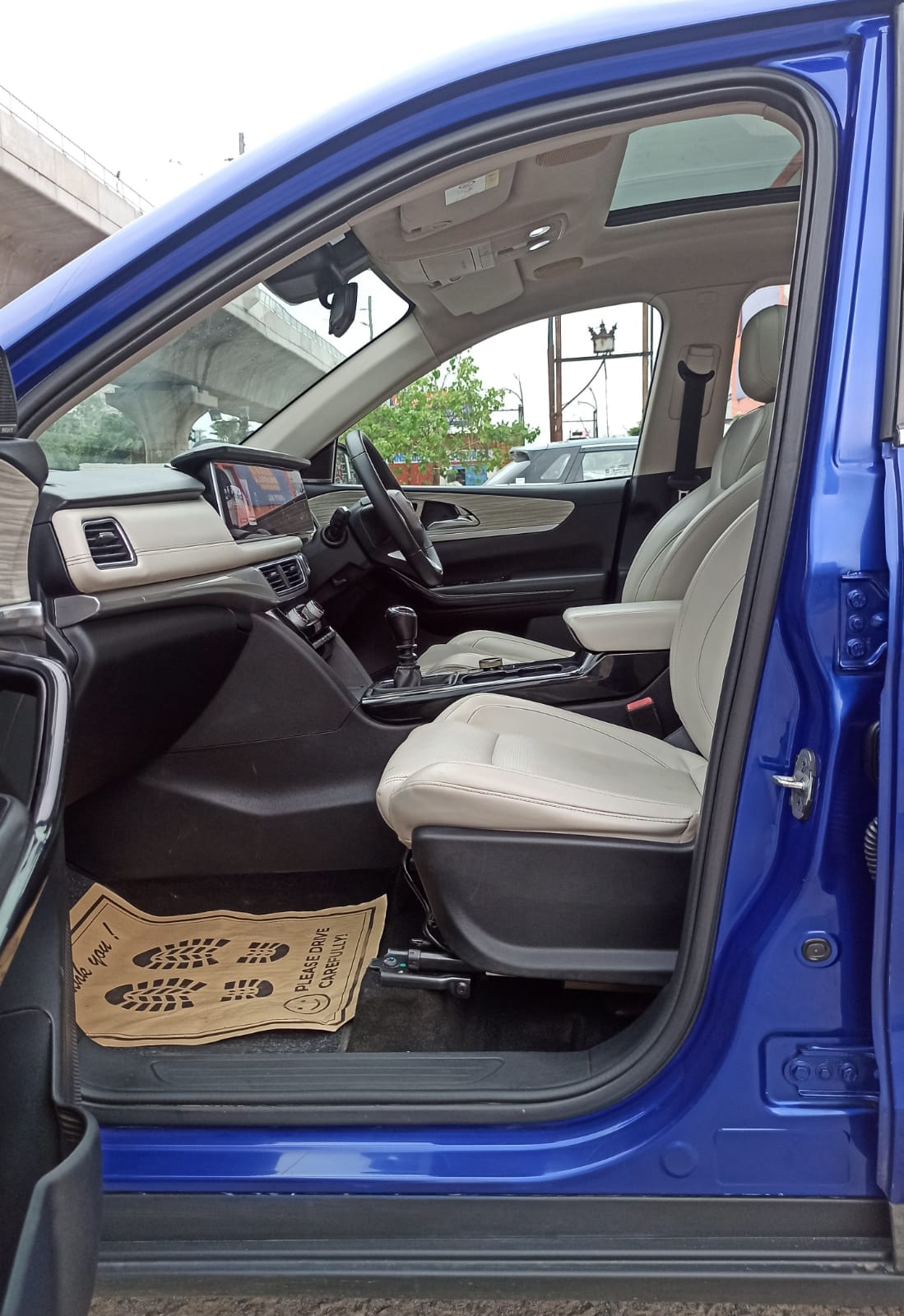 MAHINDRA XUV 700 AX7 L MT BLUE 2021