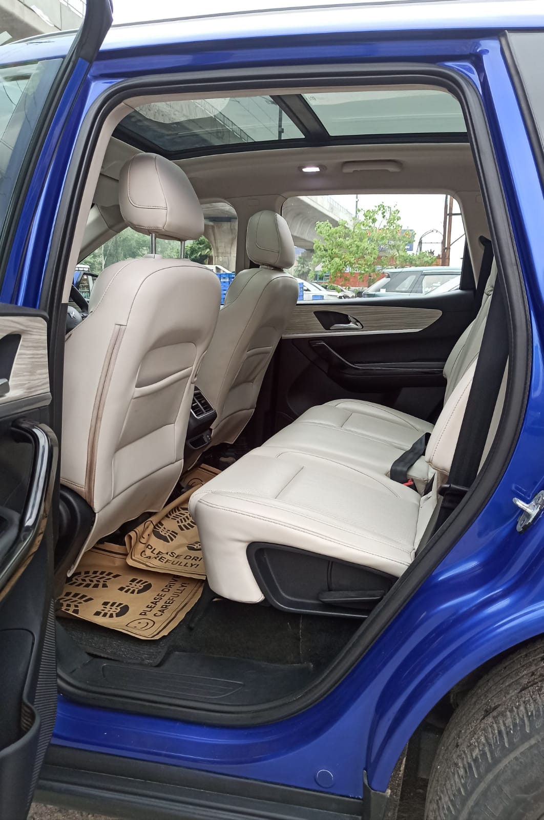 MAHINDRA XUV 700 AX7 L MT BLUE 2021