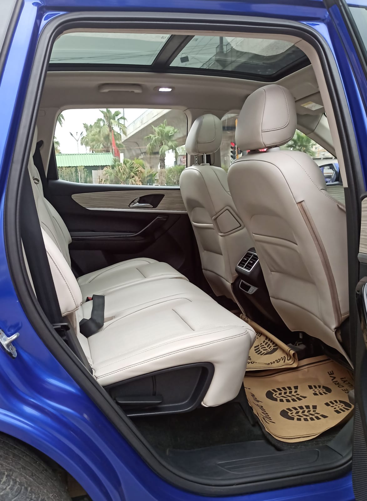 MAHINDRA XUV 700 AX7 L MT BLUE 2021