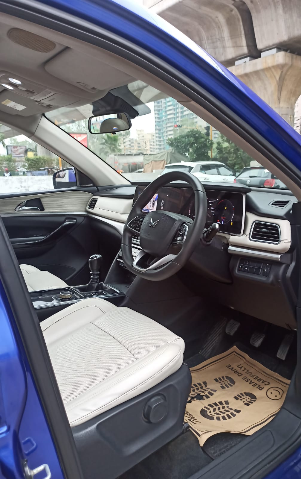 MAHINDRA XUV 700 AX7 L MT BLUE 2021